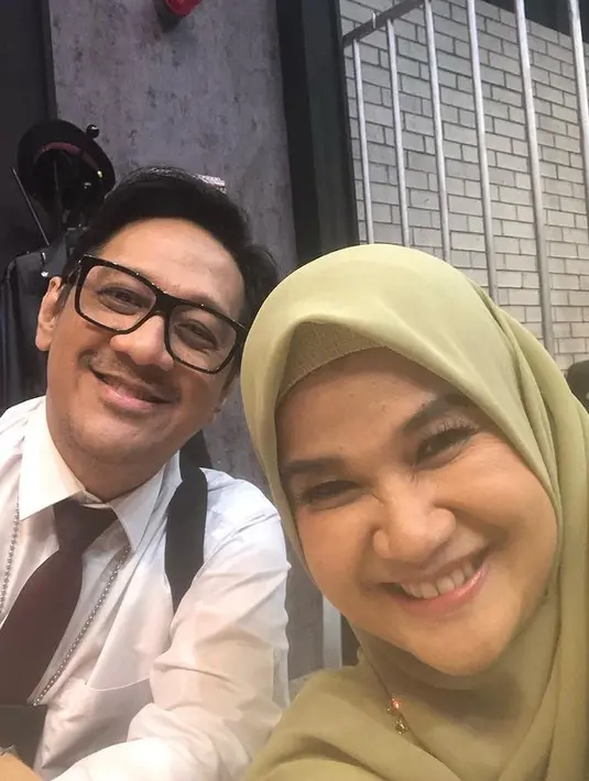 "Aku masih jomblo. Ini bukan keputusan aku, tapi keadaanlah yang membuat aku sendiri," kata Cici Tegal, dikutip dari YouTube Pagi Pagi Ambyar yang diunggah belum lama ini. [Instagram/cicitegal]