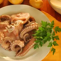 Mengolah daging gurita./Copyright shutterstock.com