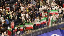 Pendukung Timnas Iran saat mendukung negaranya menghadapi Selandia Baru pada laga Grup G Piala Dunia 2026 di Los Angeles Stadium, Rabu (16/06/2026) pagi WIB. Pada pertandingan tersebut, Iran bermain imbang 2-2 kontra Selandia Baru. (AFP/Etienne Laurent)
