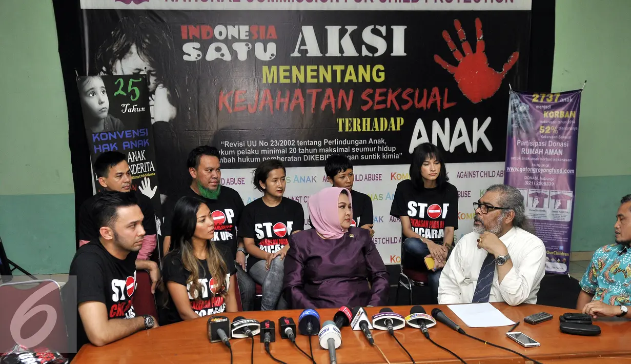 Sejumlah selebriti menggelar diskusi di Komisi Nasional Perlindungan Anak Indonesia, Jakarta, Kamis (2/7/2015). Kasus yang menimpa Angeline di Bali membuat sejumlah selebriti mencetuskan kampanye 'Stop Kekerasan Pada Anak'. (Liputan6.com/Panji Diksana)
