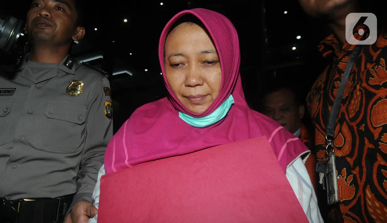 Kepala Dinas Pekerjaan Umum dan SDA, Sunarti Setyaningsih usai menjalani pemeriksaan 1x24 jam di Gedung KPK, Jakarta, Kamis (9/1/2020). Sunarti ditahan bersama Bupati Sidoarjo, Saiful Ilah, Judi Tetrahastoto, Sanadjihitu Sangadji, Ibnu Ghopur dan Totok Sumedi. (merdeka.com/Dwi Narwoko)