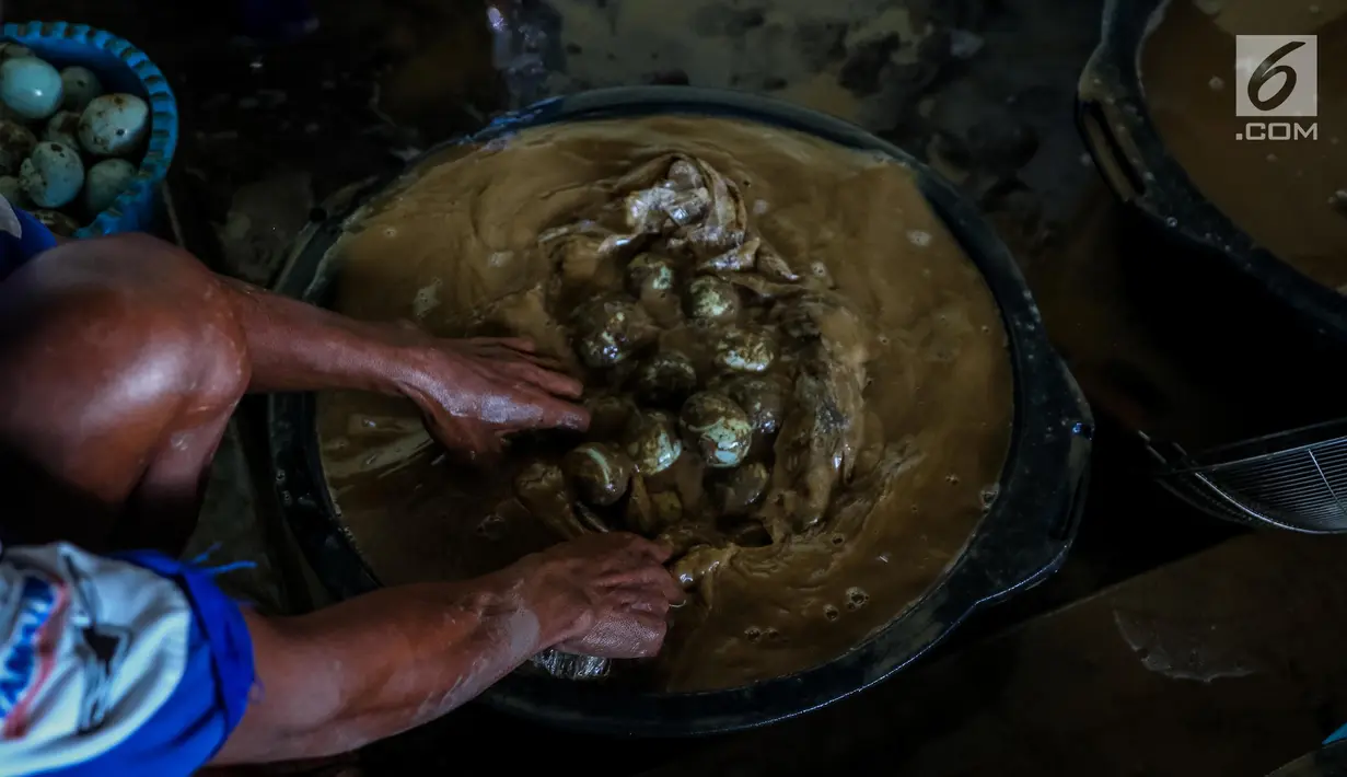 Warga mengolah telor bebek menjadi telur asin di industri rumahan telur asin Cah Angon, Limbangan, Brebes, Jawa Tengah, Minggu (2/7). Telur ini dijual dengan beberapa varian, seperti telur bakar, telur rebus dan telur asap. (Liputan6.com/Faizal Fanani)