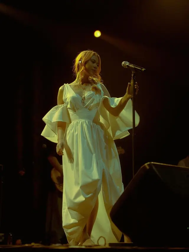 Nadin Cosplay Burung Merpati