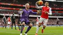 Kiper Leicester, Kasper Schmeichel, menjaga gawangnya dari striker Arsenal, Alexis Sanchez, pada laga Liga Inggris di Stadion Emirates, Inggris, Minggu (14/2/2016). Arsenal berhasil menang 2-1 atas Leicester. (Reuters/Darren Staples)