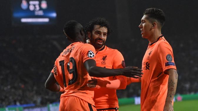 Trio penyerang Liverpool, Sadio Mane, Mohamed Salah, dan Roberto Firmino. (AFP/Francisco Leong)