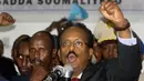 Mohamed Abdullahi Farmajo mengepalkan tangan sambil menyampaikan sambutan usai terpilih sebagai Presiden baru Somalia, di Mogadishu, Rabu (8/2). Farmajo lahir di Mogadishu dan bekerja di AS sebagai diplomat pada dekade 1980. (AP Photo/Farah Abdi Warsameh)