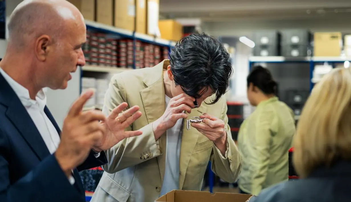 Sebelum upacara pembukaan, bintang K-drama ini juga mengunjungi kantor pusat Tissot di Le Locle, di mana ia mengunjungi bengkel jam tangan merek Swiss dan melihat-lihat arsipnya.  [Dok/Tissot]