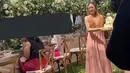 Dita tampak sangat bahagia jadi bagian dari momen penting tersebut. (YouTube/Kirana Karang)