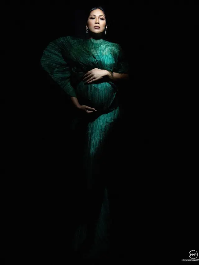 6 Gaya Maternity Shoot Tata Janeeta, Memukau dan Elegan