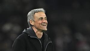 Pelatih Paris Saint-Germain, Luis Enrique, bereaksi pada akhir pertandingan leg pertama babak 16 besar UEFA Champions League antara PSG dan Chelsea di Parc des Princes, Paris, Kamis (12/3/2026) dini hari WIB. (Julien De Rosa/AFP)