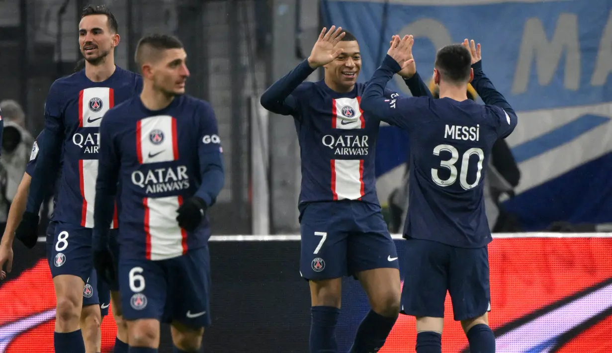 Pemain PSG, Lionel Messi (kanan) melakukan selebrasi setelah mencetak gol ke gawang Marseille bersama rekannya Kylian Mbappe pada laga lanjutan Liga Prancis 2022/2023 yang berlangsung di Velodrome Stadium, Jakarta, Senin (27/02/2023) dini hari WIB. Les Parisiens menang dengan skor 3-0.