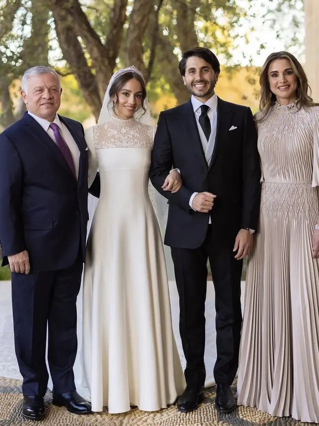 Putri Yordania Dibalut Gaun Putih dari Dior di Hari Pernikahan