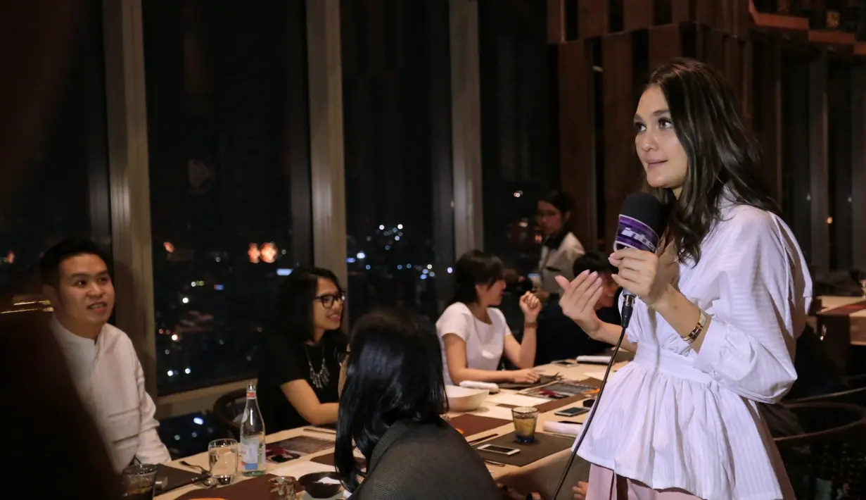 "Tadi sih bilang, untuk kualitas yang seperti sekarang sih harganya kemurahan," tuturnya seraya tertawa. Mendengar masukan dari customernya tersebut, ia merasa tercapai yang menjadi tujuan membangun bisnis tersebut. (Adrian Putra/Bintang.com)