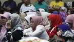 Kerabat mantan Wali Kota Kendari Asrun dan anaknya Wali Kota nonaktif Kendari Adriatma Dwi Putra mendengar sidang vonis di Pengadilan Tipikor, Jakarta, Rabu (31/10). Asrun dan Adriatma divonis 5 tahun 6 bulan penjara. (Liputan6.com/Herman Zakharia)