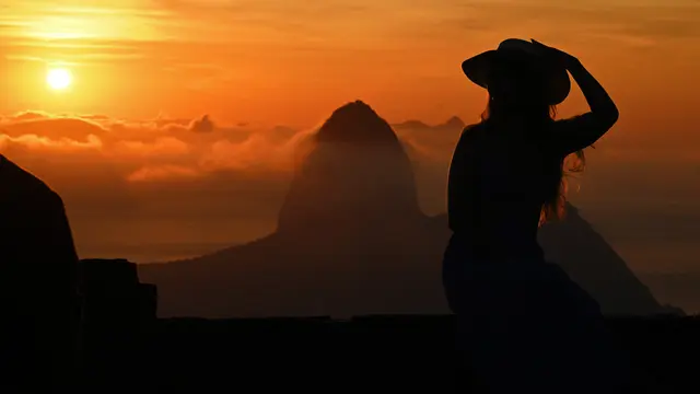 Matahari Terbit dari Ketinggian Corcovado di Rio de Janeiro