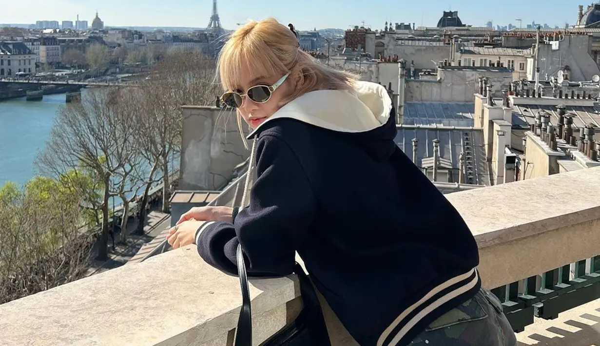 Dirinya juga sempat terlihat tampil dalam busana berkonsep monokrom dengan jaket hitam putih serta hand bag warna senada. Tak hanya itu saja, dirinya juga tampil dengan kacamata hitam berbentuk unik saat berada di Paris. (Liputan6.com/IG/@lalalalisa_m)
