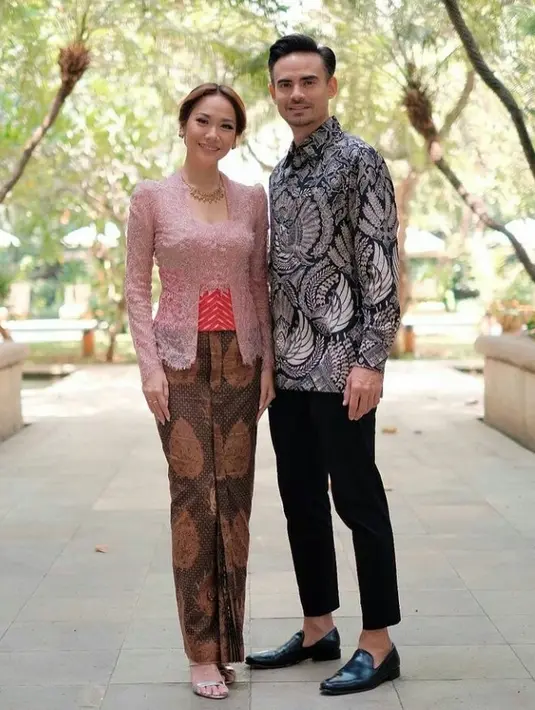 Kenang kembali Bunga Citra Lestari (BCL) bersama almahrum Ashraf Sinclair, dalam potret ini BCL kenakan kebaya kutubaru warna powder pink dengan kain bawahan batik sogan rancangan Didiet Maulana. (FOTO: Instagram/bclsinclair).