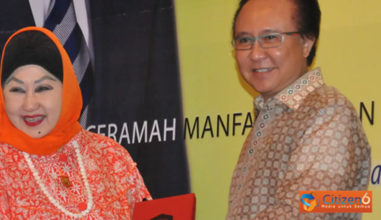 Citizen6, Jakarta: MKP Sharif C Sutardjo menerima cinderamata dari Ketua Kowani Dewi Motik usai meresmikan Safari Gemarikan di Kantor KKP, Jakarta, Selasa (1/5). (Pengirim: Efrimal Bahri)