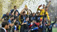 Striker timnas Prancis, Olivier Giroud mengangkat trofi Piala Dunia 2018 saat merayakan gelar juara setelah mengalahkan Kroasia pada  laga final di Luzhniki Stadium, Minggu (15/7). Prancis membekuk Kroasia dengan skor akhir 4-2. (AP Photo/Martin Meissner)