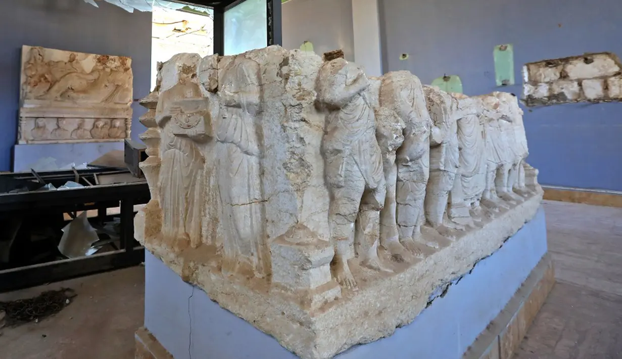 Patung yang rusak terlihat di museum di kota kuno Palmyra, Provinsi Homs, Suriah, 7 Februari 2021. Selain Palmyra dan Aleppo, kota kuno Damaskus dan Bosra juga mengalami kerusakan. (LOUAI BESHARA/AFP)