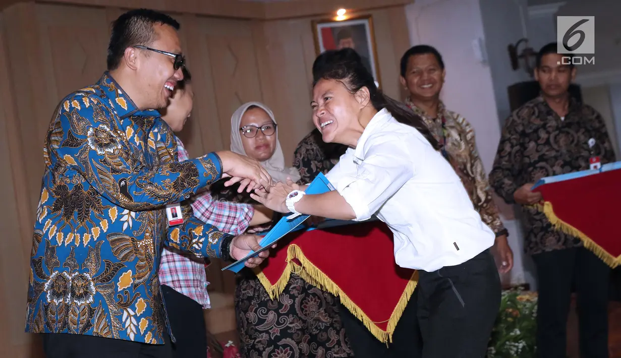 Atlet para atletik Indonesia, Insan Nurhaida saat menerima SK CPNS dari Menpora Imam Nahrawi (kiri) di Wisma Kemenpora, Jakarta, Selasa (2/4). 286 atlet berprestasi menerima SK pengangkatan sebagai CPNS di lingkungan Kemenpora. (Liputan6.com/Helmi Fithria