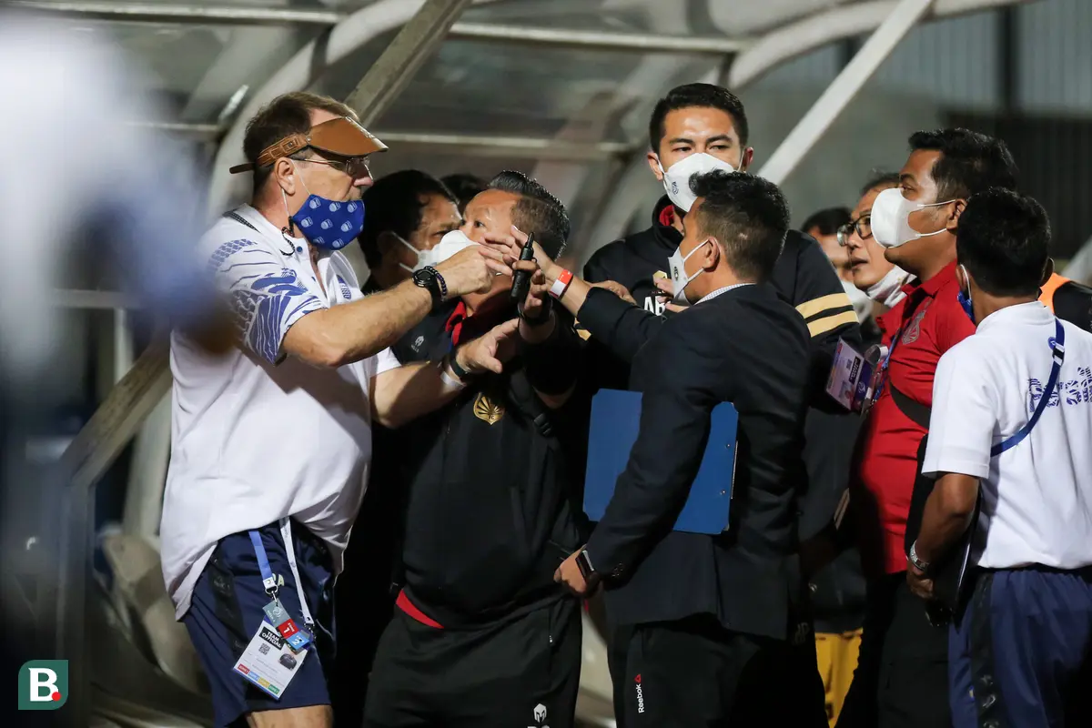 Pelatih Persib Bandung, Robert Alberts dan COO Bhayangkara FC, Sumardji.