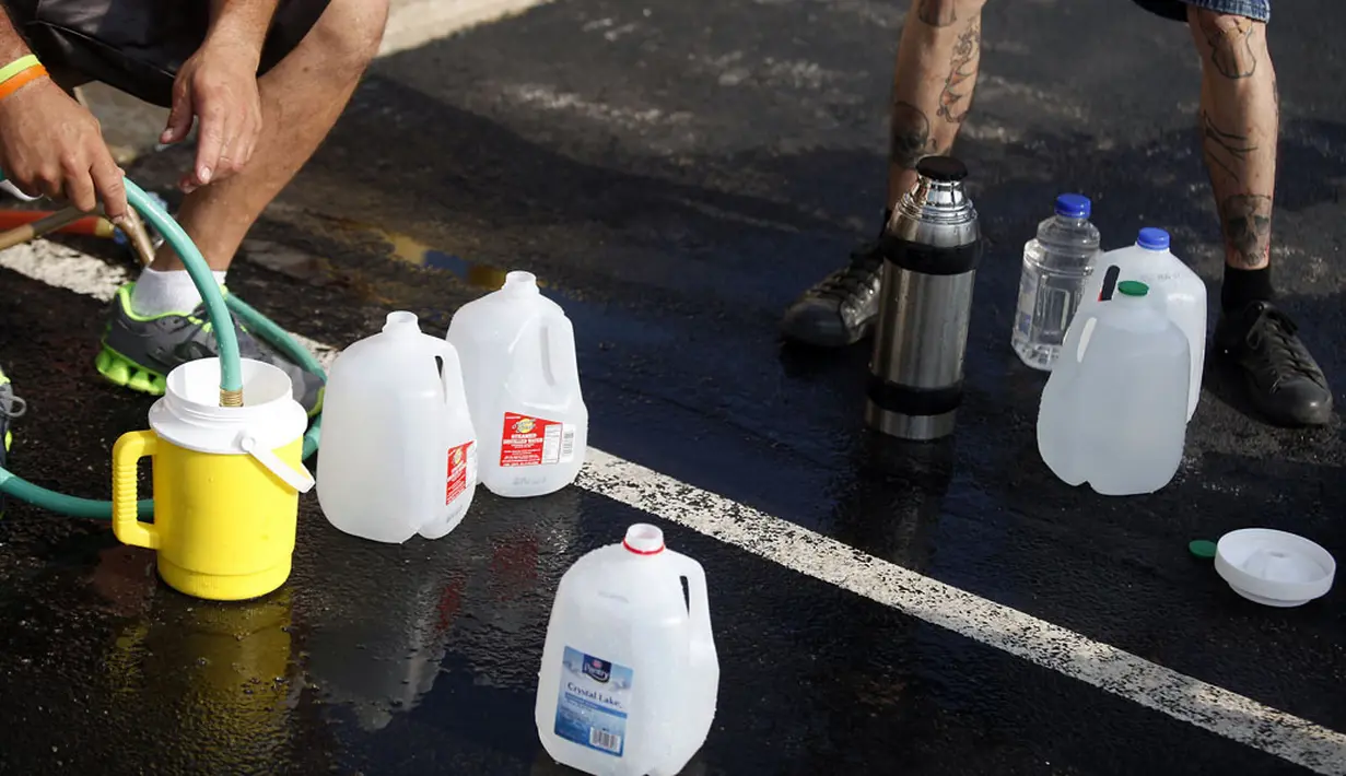 Para pejabat kesehatan setempat telah mengirim sampel ke beberapa laboratorium untuk menguji tingkat toksin di danau Erie, Ohio, (3/8/2014). (REUTERS/Joshua Lott)