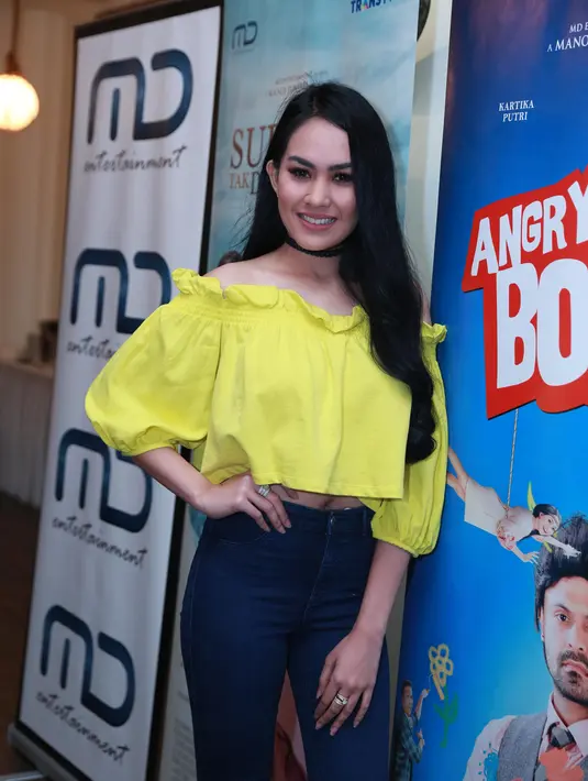 Karika Putri sendiri merasa tidak nyaman saat dirinya menjadi orang lain. Begitu ia mendapatkan peran Ovi, ia merasakan nyaman. Dan tentu saja membuatnya senang bisa nyablak seperti dulu lagi. (Nurwahyunan/Bintang.com)