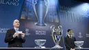 Sekjen UEFA, Gianni Infantino (kiri) dan Javier Zanetti Duta Final UEFA Champions League,Milan,  melakukan drawing Babak 16 UEFA Champions 2015/16 di Kantor UEFA,Nyon, Switzerland,(14/12/2015).  (EPA/Laurent Gillieron)