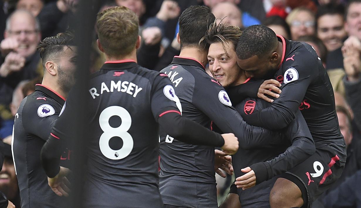 Para pemain Arsenal saat merayakan gol Mesut Ozil (2kanan) ke gawang Everton  pada laga Premier League pekan ke-9 di Goodison Park, Liverpool, (22/10/2017). Arsenal menang 5-2. (AFP/Oli Scarff)