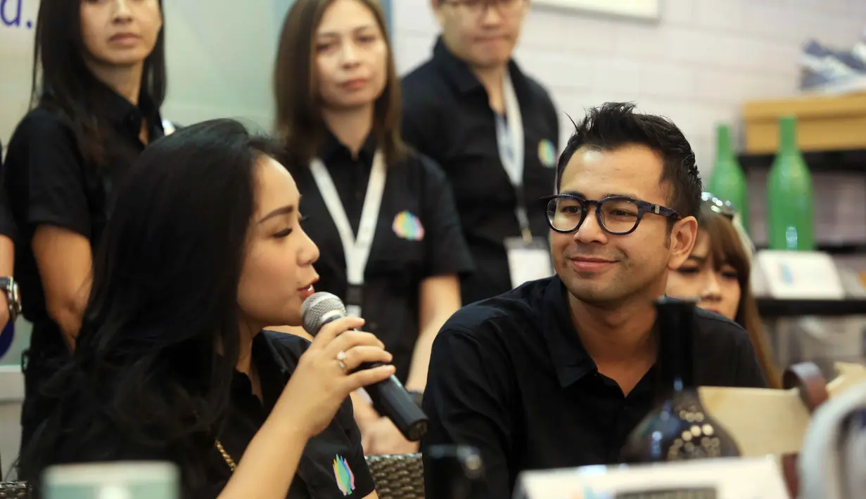 "Ketawa aja deh udah hahaha. Gua sama Eko mah ketawa aja, kita mah ketawa-ketawa aja," ungkap Raffi Ahmad saat ditemui di kawasan BSD, Tangerang Selatan, Selasa (9/5/2017). (Nurwahyunan/Bintang.com)