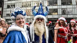 Meskipun sebagian besar peserta berdandan seperti Santa, banyak juga yang mengenakan kostum peri, rusa kutub, dan kostum bertema liburan lainnya. (Stephanie Keith/Getty Images/AFP)