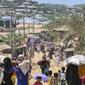 Para pengungsi Rohingya berjalan di kamp pengungsi Jamtoli di Ukhia (22/3/2022). Ratusan ribu orang Rohingya melarikan diri dari Myanmar yang mayoritas beragama Buddha setelah tindakan keras tahun 2017, yang menjadi subjek kasus genosida di pengadilan tertinggi PBB di Den Haag. (AFP/Munir Uz Zaman)