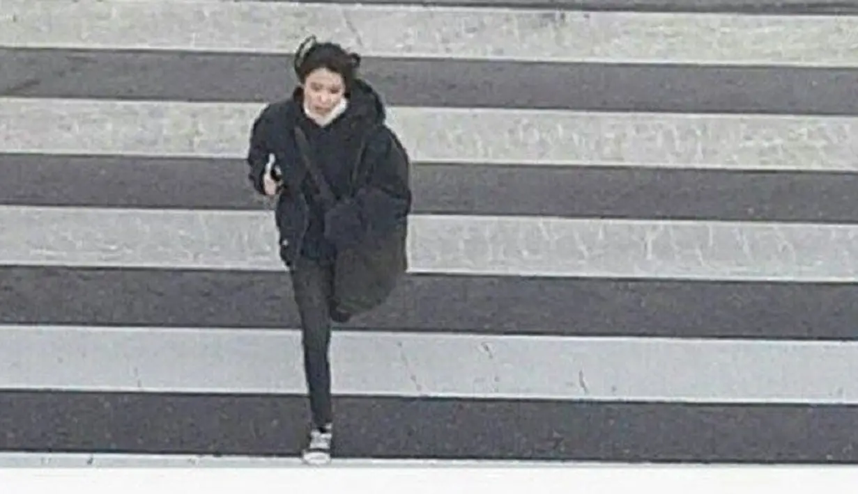 Ia terlihat sedang mencuci tumpukan piring dan peralatan masak. Pada scene lain, IU tampak berlari-lari di tengah jalan. (Foto: Allkpop.com)