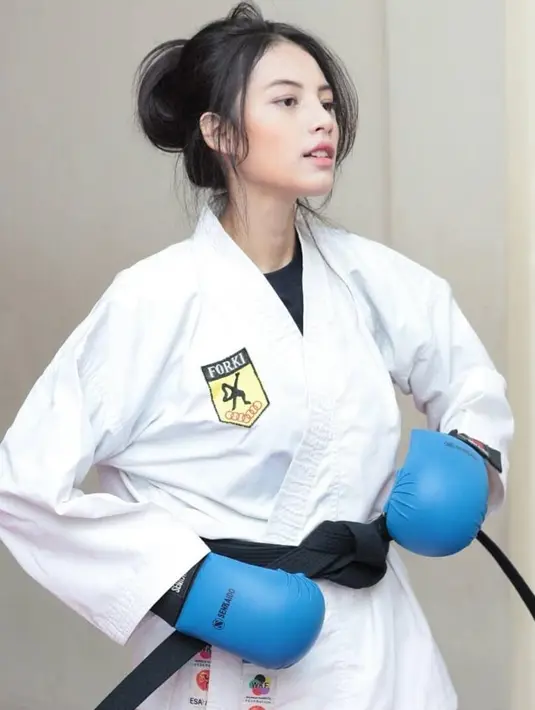 Siapa sangka jika wajah cantik dan manis Lania Fira, dirinya ternyata pemegang sabuk hitam. Penampilan memesonanya tak luntur meski menggunakan baju karate lengkap, rambut diikat asal dengan sarung tangan. (Liputan6.com/IG/@laniafira)
