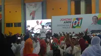 Capres nomor urut 01 Jokowi bertemu ratusan relawannya yang hadir di Celebes Convention Center, Kota Makassar, Sulawesi Selatan. (Liputan6.com/Hanz Jimenez Salim)