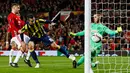 Aksi penyerang Fenerbahce, Robin Van Persie yang berhasil mencetak gol satu-satunya untuk timnya pada pertandingan Liga Eropa, Manchester, Inggris (20/10). Fenerbahce sebagai tim tamu harus kecewa dengan kekalahan 4-1. (Reuters/Jason Cairnduff)