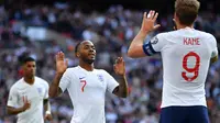 Gelandang Inggris, Raheem Sterling, merayakan gol yang dicetaknya ke gawang Bulgaria pada laga Kualifikasi Piala Eropa 2020 di Stadion Wembley, London, Sabtu (7/9). Inggris menang 4-0 atas Bulgaria. (AFP/Ben Stansall)