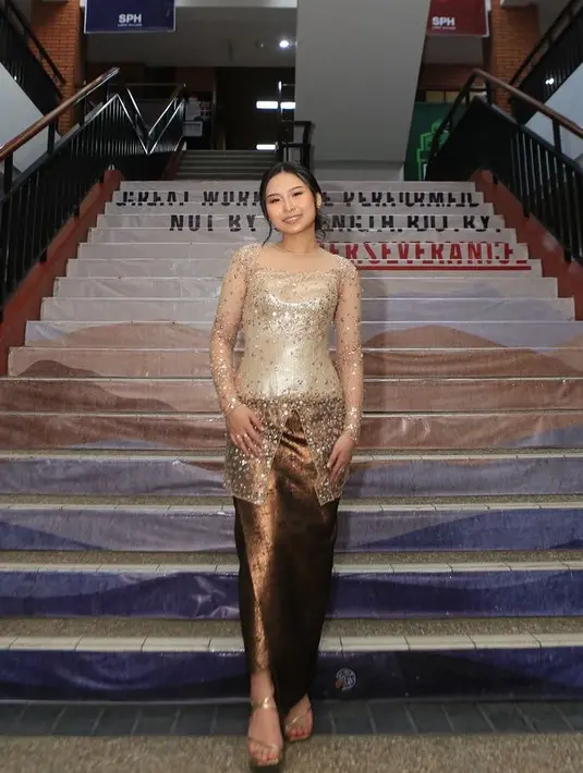 Aliyyah juga tampil sederhana tampak mengenakan aksesori berlebihan. Tampak ia hanya mengenakan  anting-anting minimalis model mutiara. [@aliyyah.kohl]