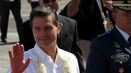 Presiden Meksiko Enrique Pena Nieto melambaikan tangan kepada warga dan awak media  yang hadir di bandara internasional Manila, Filipina, (17/11/2015).  Enrique hadir untuk menghadiri Kerjasama Ekonomi Asia - Pasifik (APEC). (REUTERS/Czar Dancel)