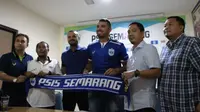Wallace Costa resmi diperkenalkan sebagai pemain baru PSIS Semarang. (Bola.com/Vincentius Atmaja)