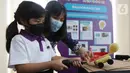 Siswa mempresentasikan hasil karyanya pada acara STEAM Expo di BSD City, Tangerang Selatan, Jumat (11/03/2022). Program tahunan Sampoerna Academy bertujuan untuk mendorong lahirnya inovator-inovator muda masa depan yang berkontribusi besar terhadap kemajuan bangsa. (Liputan6.com/Fery Pradolo)
