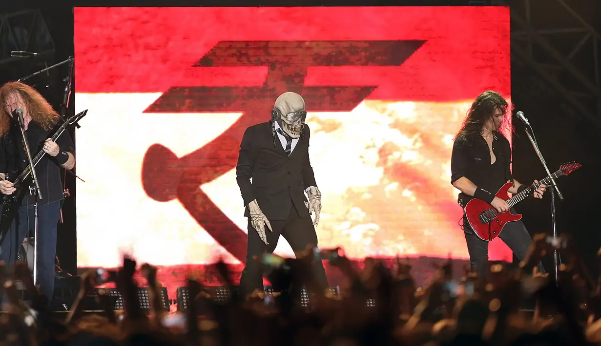 Tidak mau menuggu lama-lama, sejak naik ke atas panggung Sonic Stage, band yang beranggotakan empat orang itu langsung membakar ribuan metalhead, sebutan penggemar musik metal, yang sejak sore menanti. (Bambang E. Ros/Bintang.com)