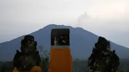 Lanskap Gunung Agung terlihat dari kawasan Karangasem, Bali, Sabtu (2/12). Hingga hari ini, penampakan asap dari kawah Gunung Agung semakin berkurang dibanding beberapa hari lalu. (Liputan6.com/Immanuel Antonius)