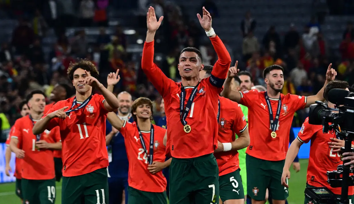 Dengan gelar juara UEFA Nations League 2025, Cristiano Ronaldo menegaskan statusnya sebagai salah satu pemain terbesar sepanjang masa. (Tobias SCHWARZ/AFP)