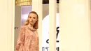Model mengenakan busana rancangan Tities Sapoetra dalam Fashion Nation 2018 di Senayan City, Jakarta, Rabu (18/4/). Pameran busana bertajuk 'Malako' ini memiliki makna 'Lembut'. (Liputan6.com/Herman Zakharia)
