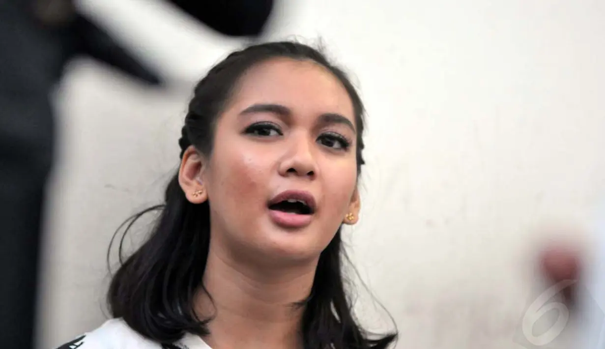 Artis cantik Dea Annisa ini menginginkan kriteria pria yang bisa menjadi pacarnya, yaitu taat beribadah, bisa menjadi imam dan yang terpenting adalah pria yang lucu. (Liputan6.com/Panji Diksana)