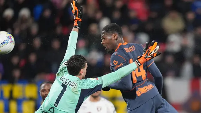 Pemain Inter Milan Ange-Yoan Bonny (kanan) mencetak gol ke gawang Torino