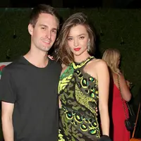 Memutuskan untuk menikah dalam waktu yang cepat, Miranda Kerr dan Evan Spiegel tak mempedulikan soal perbedaan usia yang cukup jauh. Di mana usia Evan delapan tahun lebih muda dari Miranda. (AFP/Bintang.com)