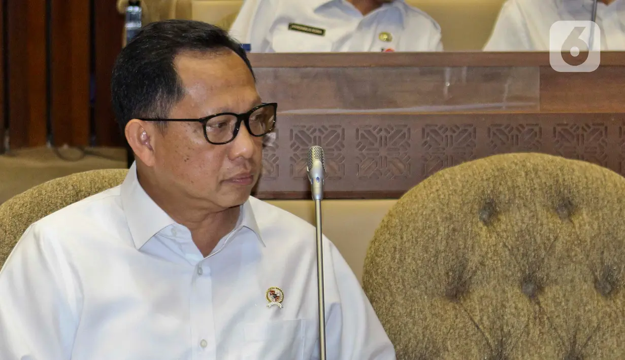 Menteri Dalam Negeri Tito Karnavian saat Rapat Kerja dengan Komisi II DPR di Kompleks Parlemen, Senayan, Jakarta, Selasa (26/2/2020). Rapat tersebut membahas berbagai isu, di antaranya Pilkada 2020 dan pengamanan kontingen PON selama berada di Papua. (Liputan6.com/Johan Tallo)